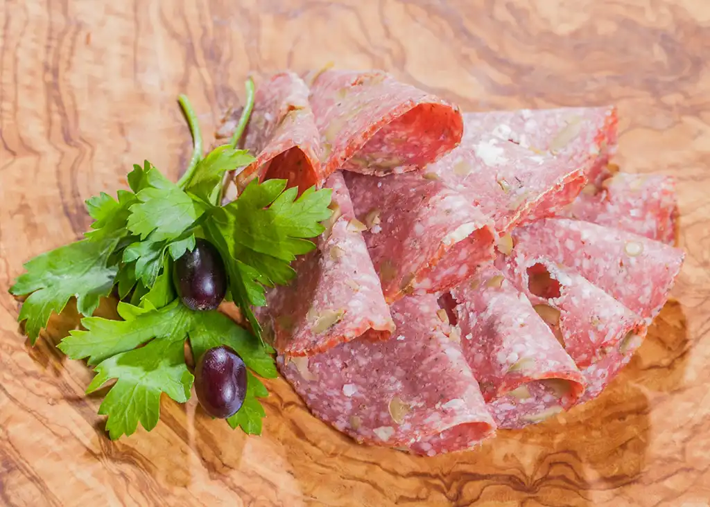 Hirtensalami mit Oliven und Feta Bild 1