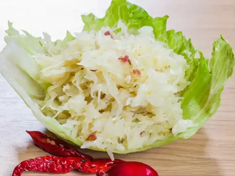 Krautsalat mit Speck Bayerischer