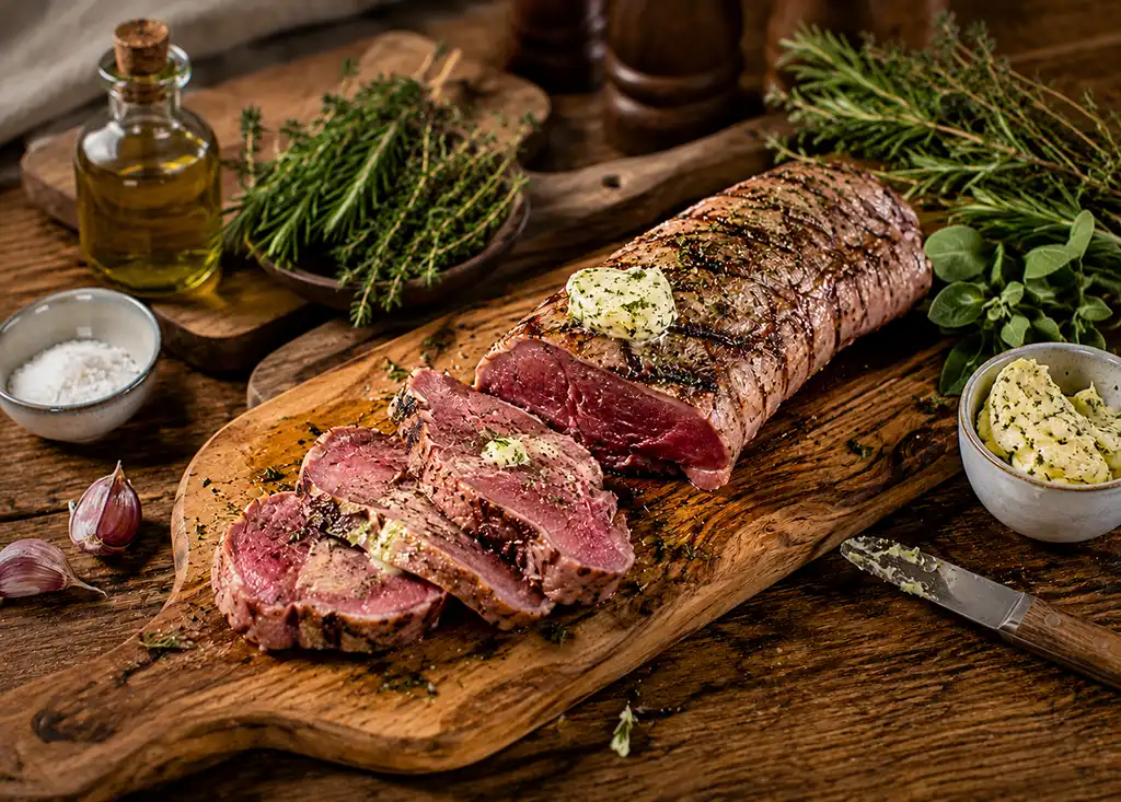 Ziegenrücken ohne Knochen vom Grill mit Kräuterbutter