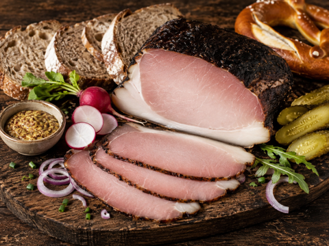 Bayerische Brettljause mit Bauerngeräuchertem Karree